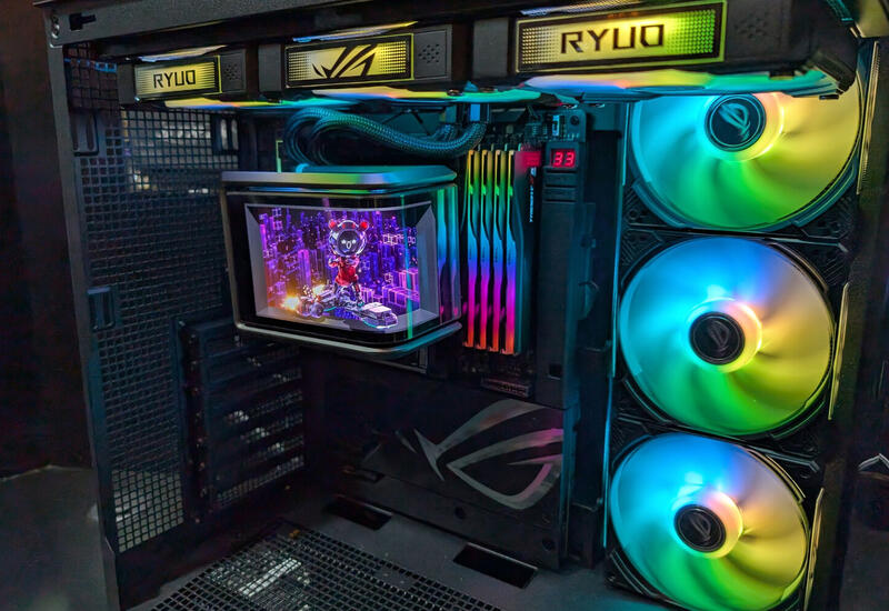 Asus показала систему охлаждения для компьютера с экраном в стиле аквариума