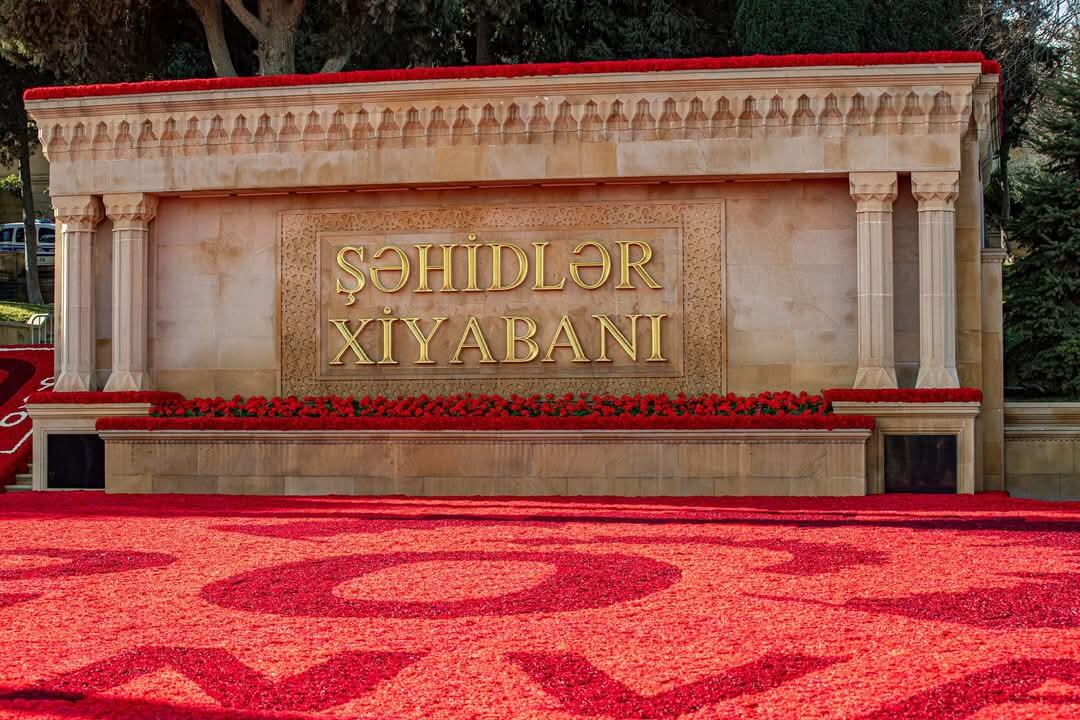 Energetika Nazirliyinin kollektivi Şəhidlər xiyabanını ziyarət edib