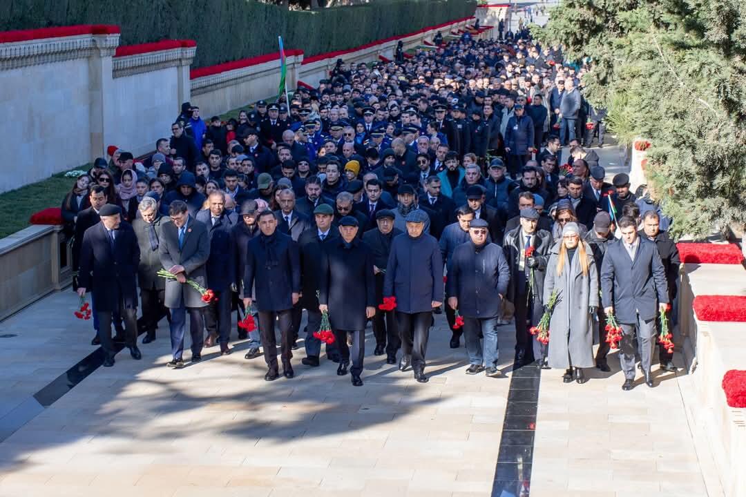 Energetika Nazirliyinin kollektivi Şəhidlər xiyabanını ziyarət edib