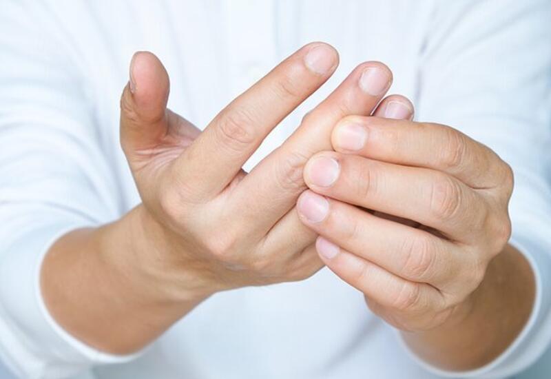 Врач перечислила неочевидные причины онемения пальцев