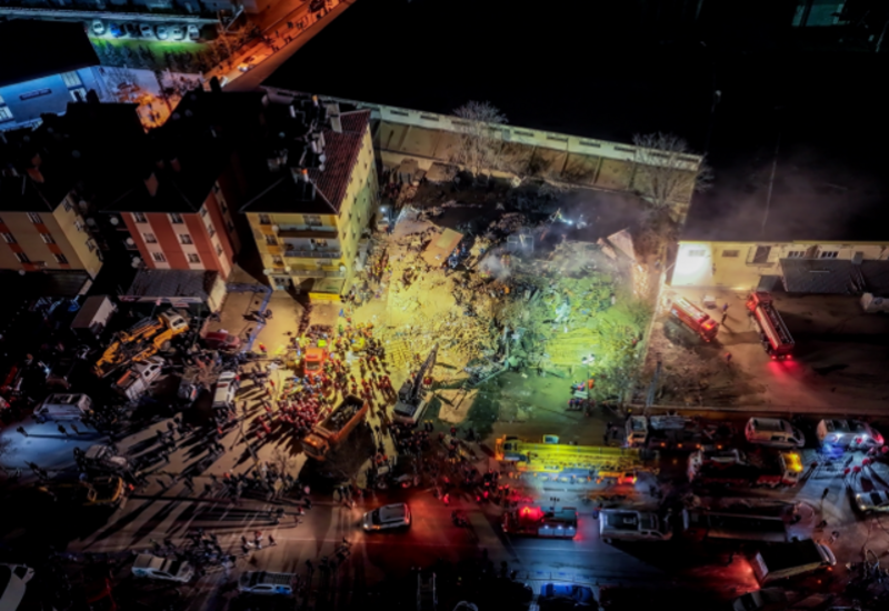 Çökən binadan insanlar belə xilas edildi