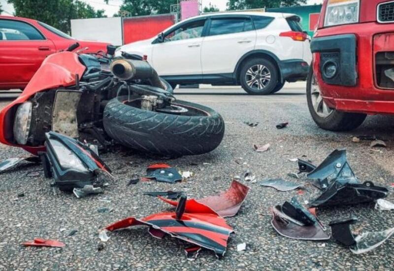 Bakıda avtomobil mopedlə toqquşdu