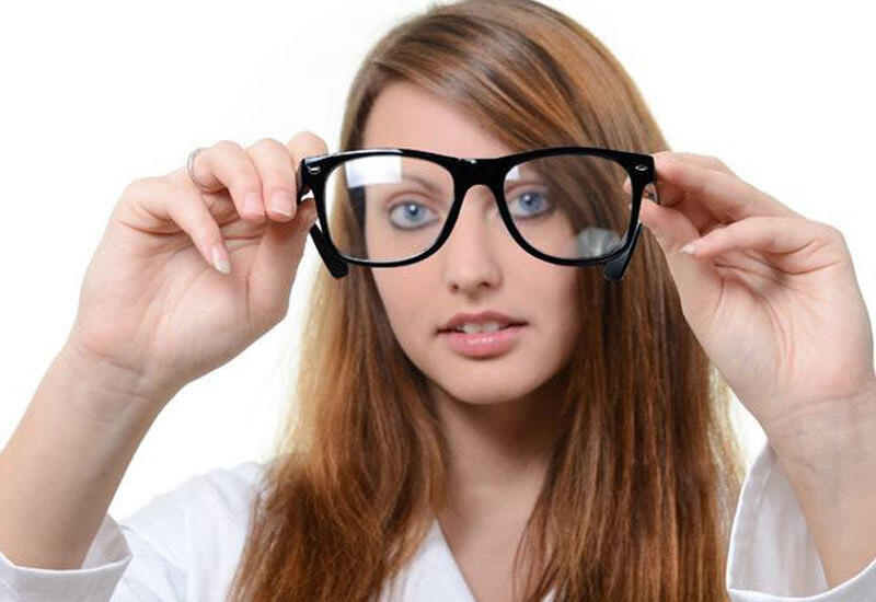 Həkimdən bəzək məqsədilə taxılan eynəklərlə bağlı