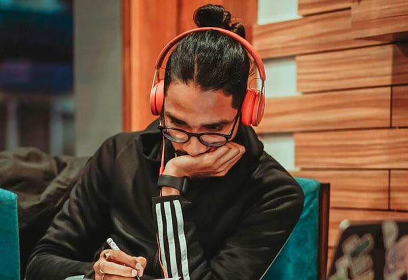 Врач оценила вероятность потери слуха из-за наушников