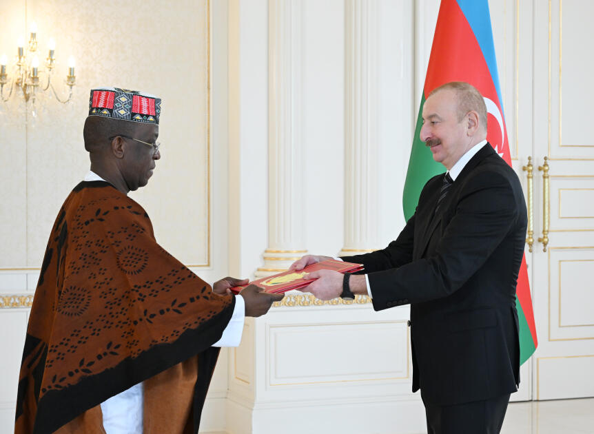 Президент Ильхам Алиев принял верительные грамоты новоназначенного посла Гвинеи в Азербайджане