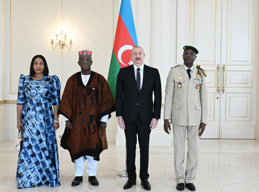 Президент Ильхам Алиев принял верительные грамоты новоназначенного посла Гвинеи в Азербайджане