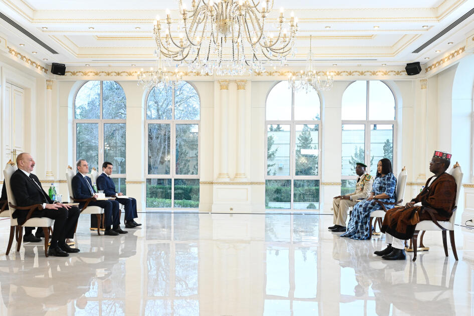 Президент Ильхам Алиев принял верительные грамоты новоназначенного посла Гвинеи в Азербайджане