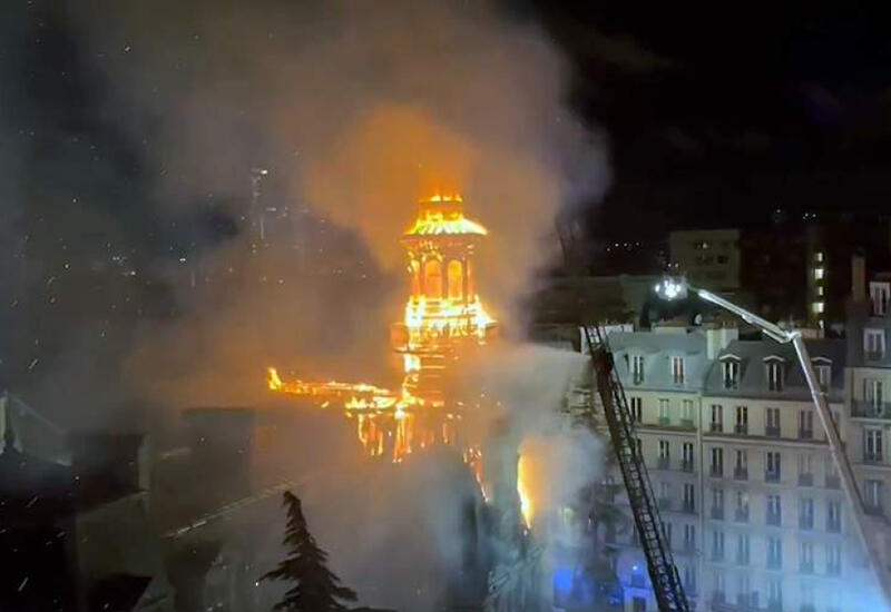 Сильный пожар охватил ратушу в Париже