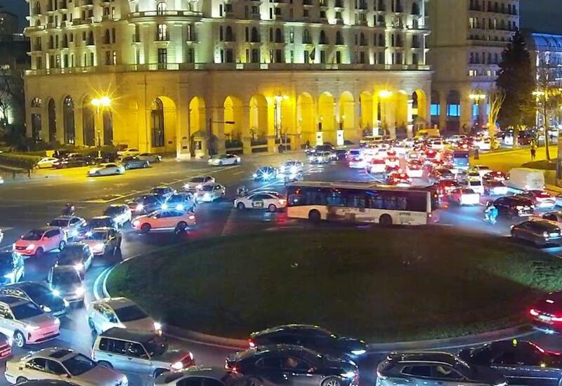 Paytaxtın bu ərazisində avtomobil yanıb: yolda sıxlıq yaranıb