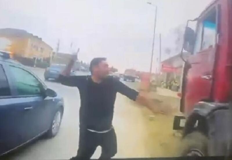 Həmin sürücü maşının şüşələrini özü qırıb