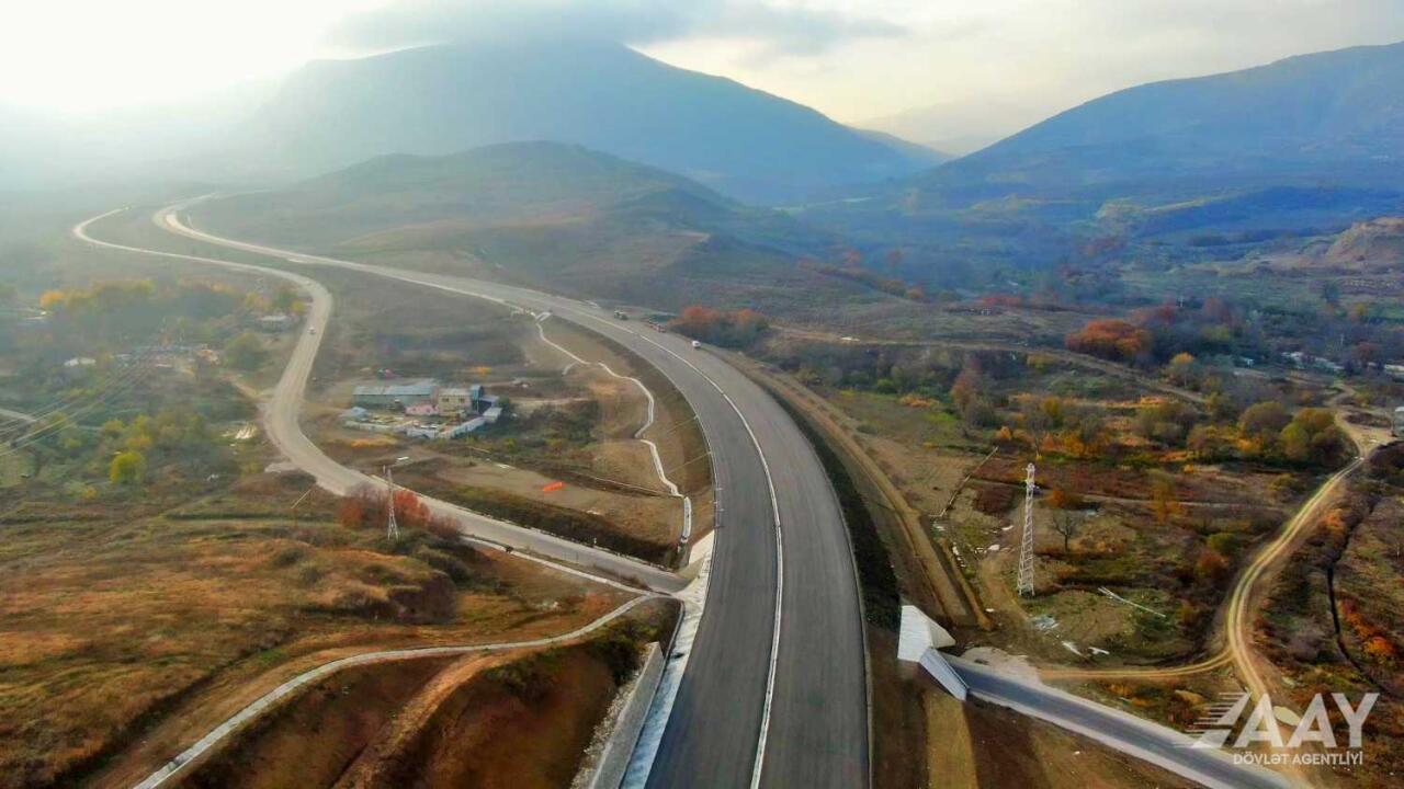Əhmədbəyli-Füzuli-Şuşa yolunun beynəlxalq normalara uyğun tikintisi yekunlaşır
