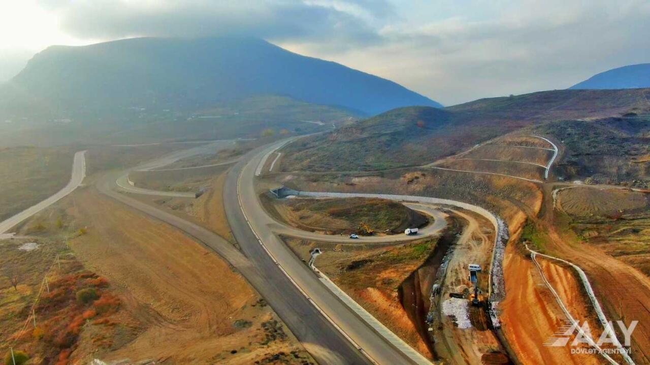 Əhmədbəyli-Füzuli-Şuşa yolunun beynəlxalq normalara uyğun tikintisi yekunlaşır