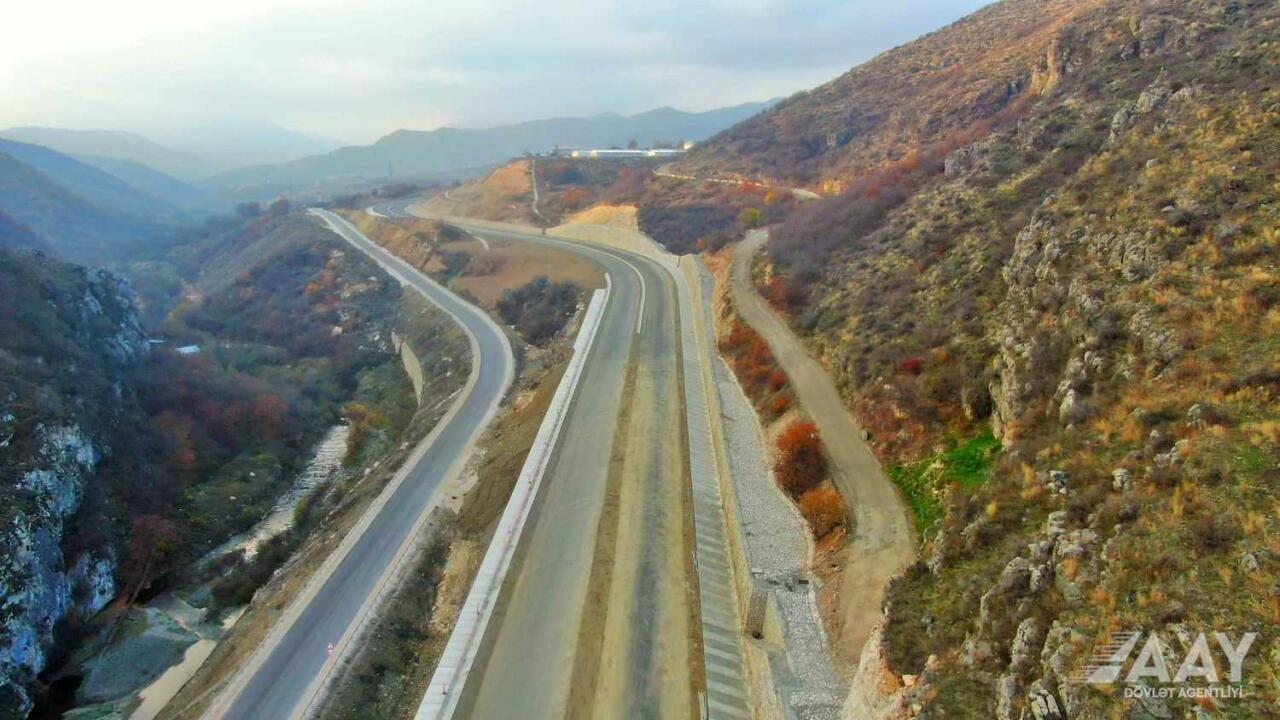 Əhmədbəyli-Füzuli-Şuşa yolunun beynəlxalq normalara uyğun tikintisi yekunlaşır