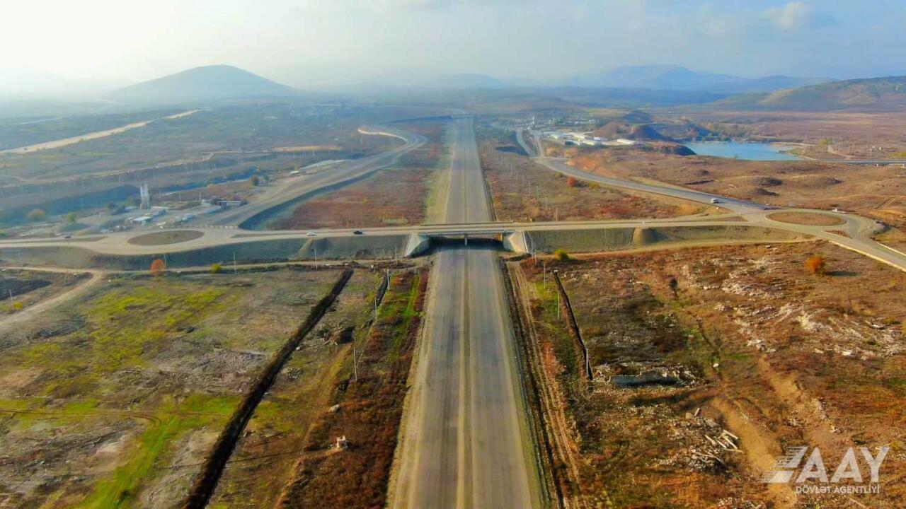 Əhmədbəyli-Füzuli-Şuşa yolunun beynəlxalq normalara uyğun tikintisi yekunlaşır
