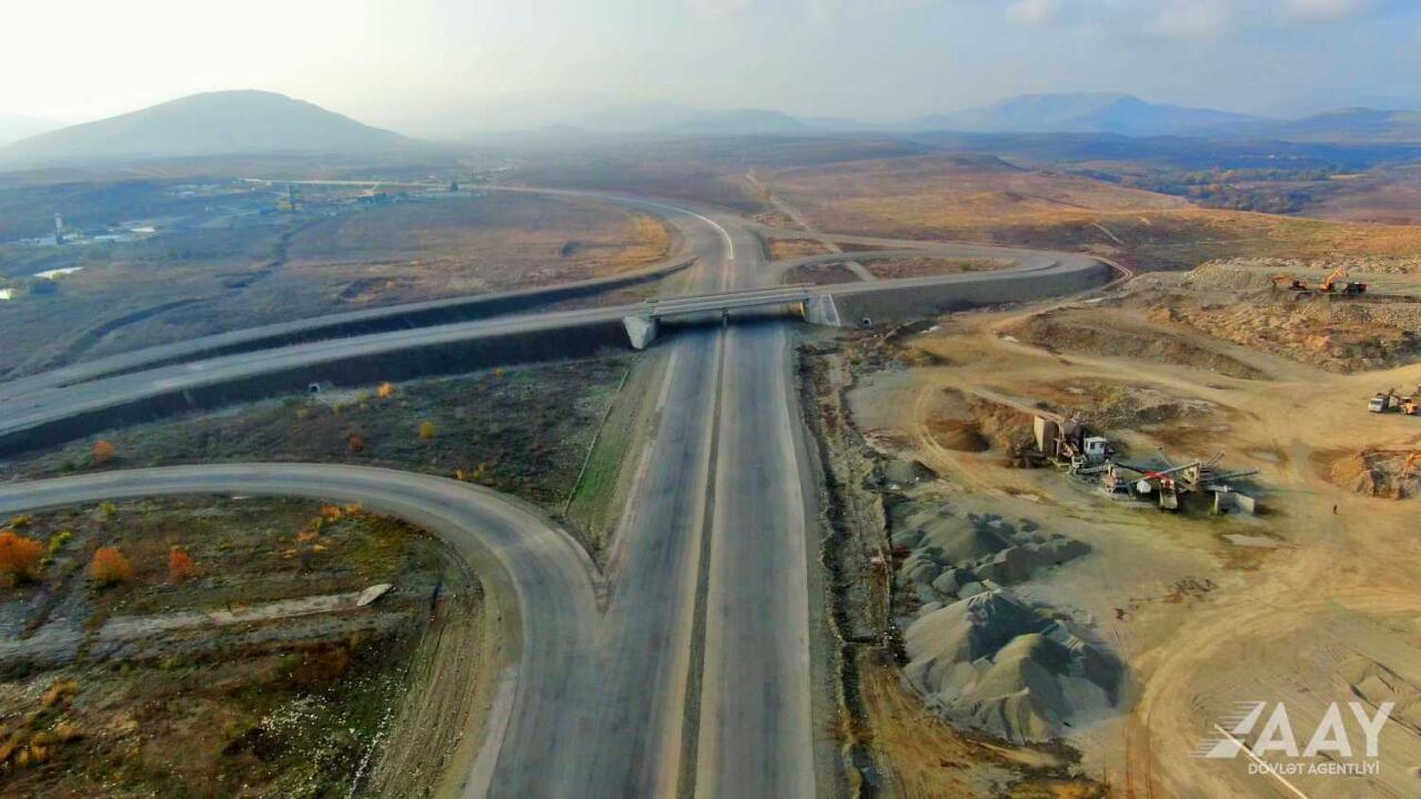Əhmədbəyli-Füzuli-Şuşa yolunun beynəlxalq normalara uyğun tikintisi yekunlaşır