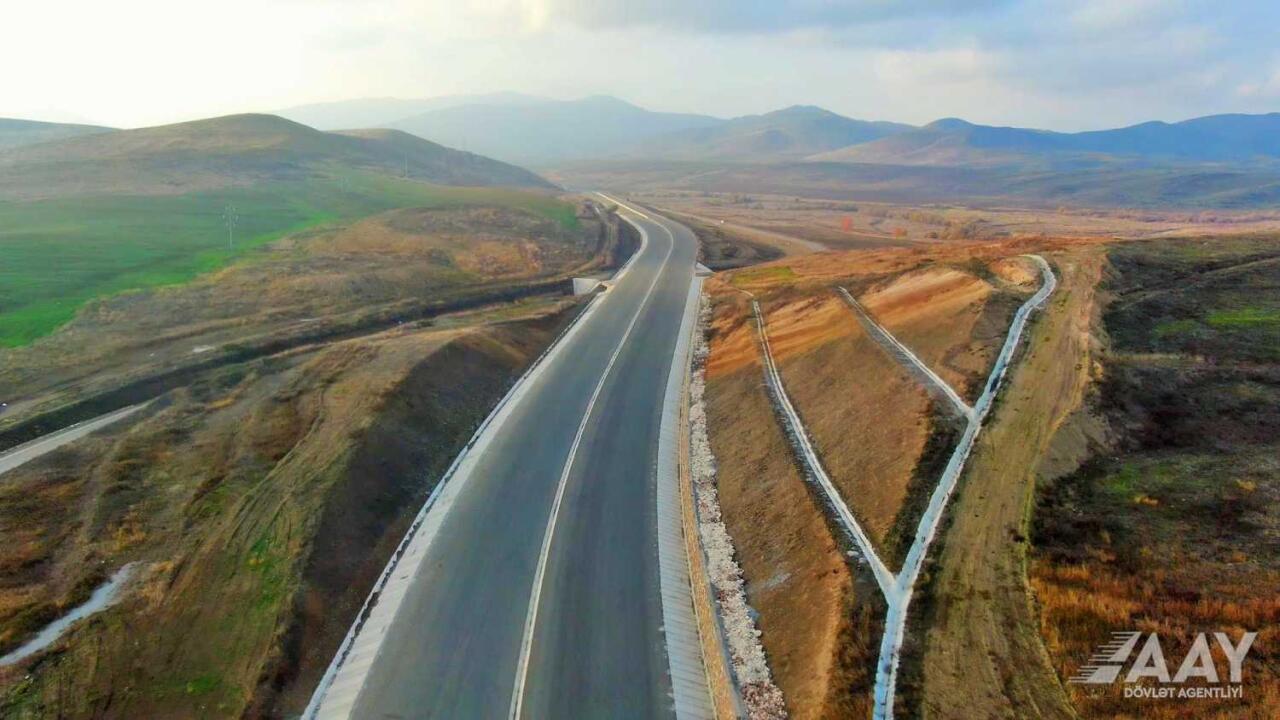Əhmədbəyli-Füzuli-Şuşa yolunun beynəlxalq normalara uyğun tikintisi yekunlaşır