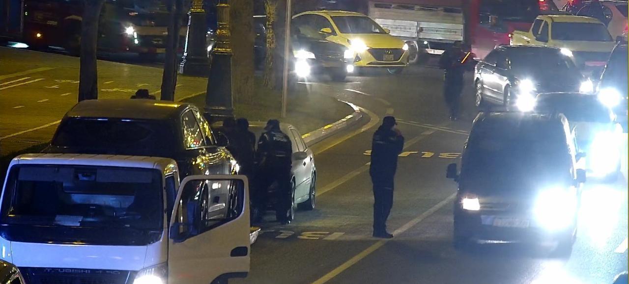 Paytaxtın bu ərazisində avtomobil yanıb: yolda sıxlıq yaranıb