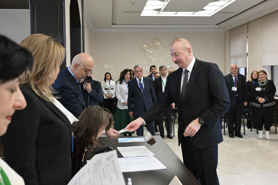 Президент Ильхам Алиев проголосовал на избирательном участке №1