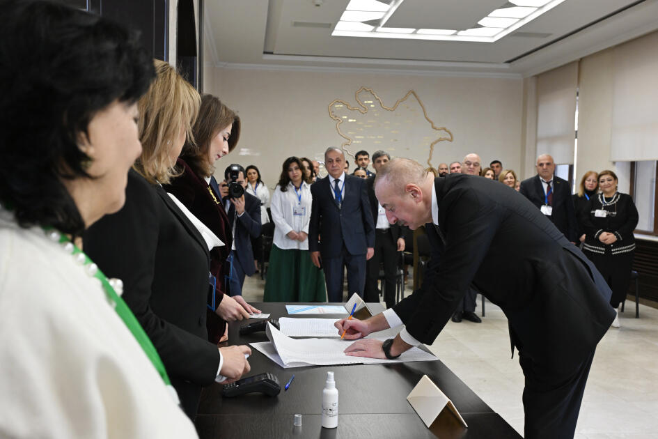Президент Ильхам Алиев проголосовал на избирательном участке №1