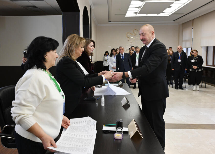 Президент Ильхам Алиев проголосовал на избирательном участке №1