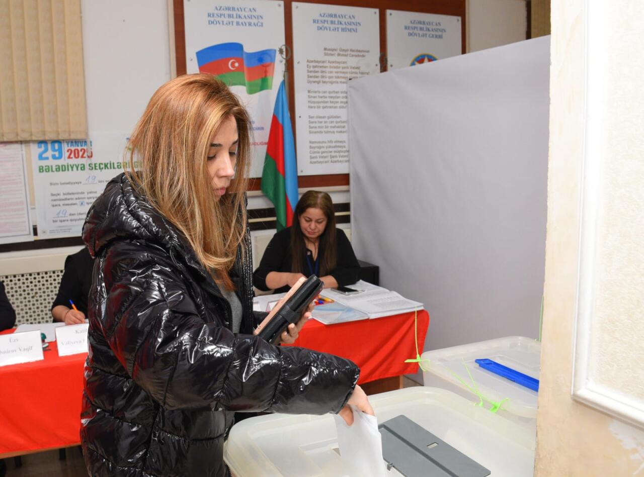 Azərbaycanda bələdiyyə seçkilərində səsvermə prosessi davam edir