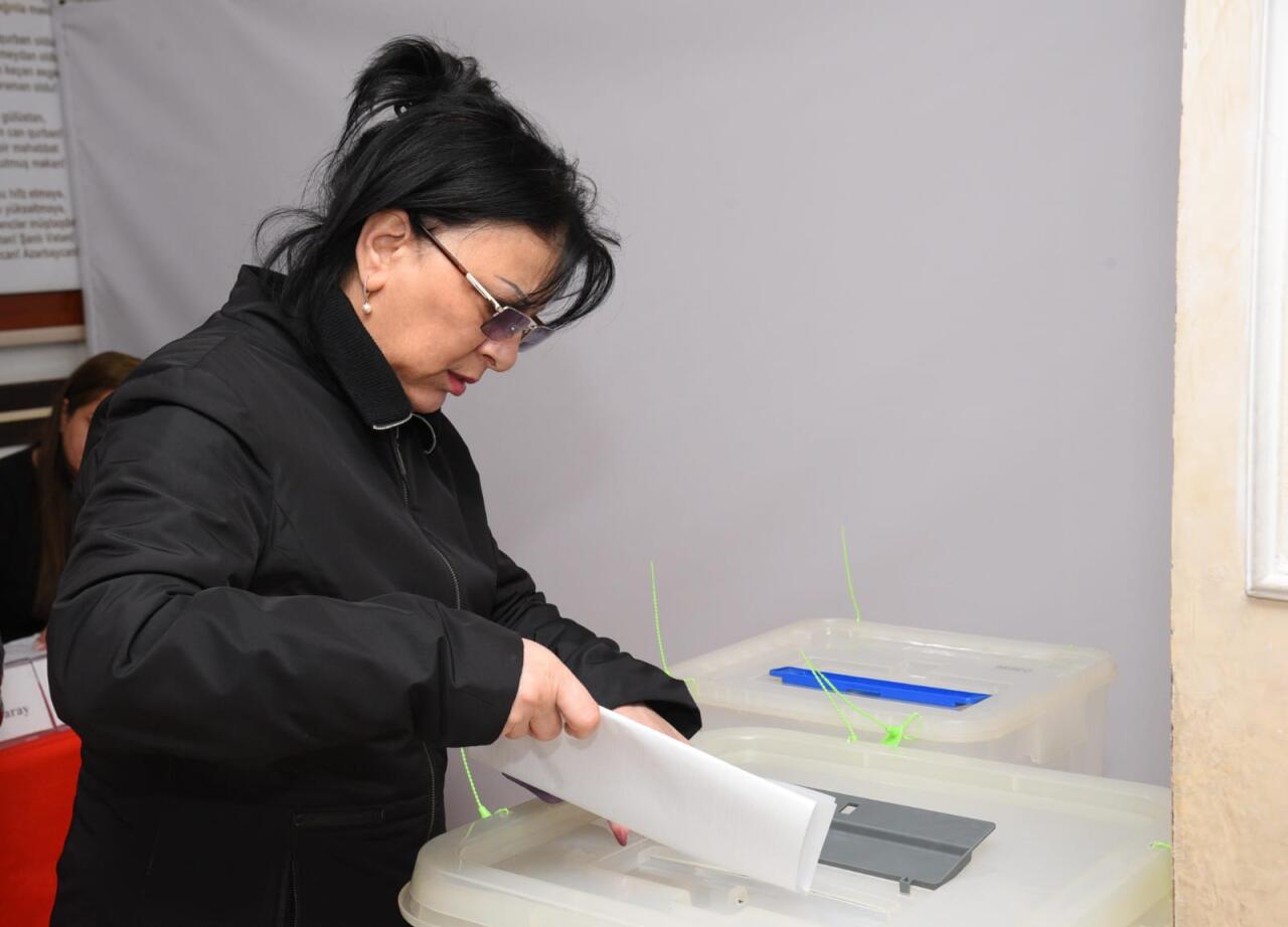 Azərbaycanda bələdiyyə seçkilərində səsvermə prosessi davam edir