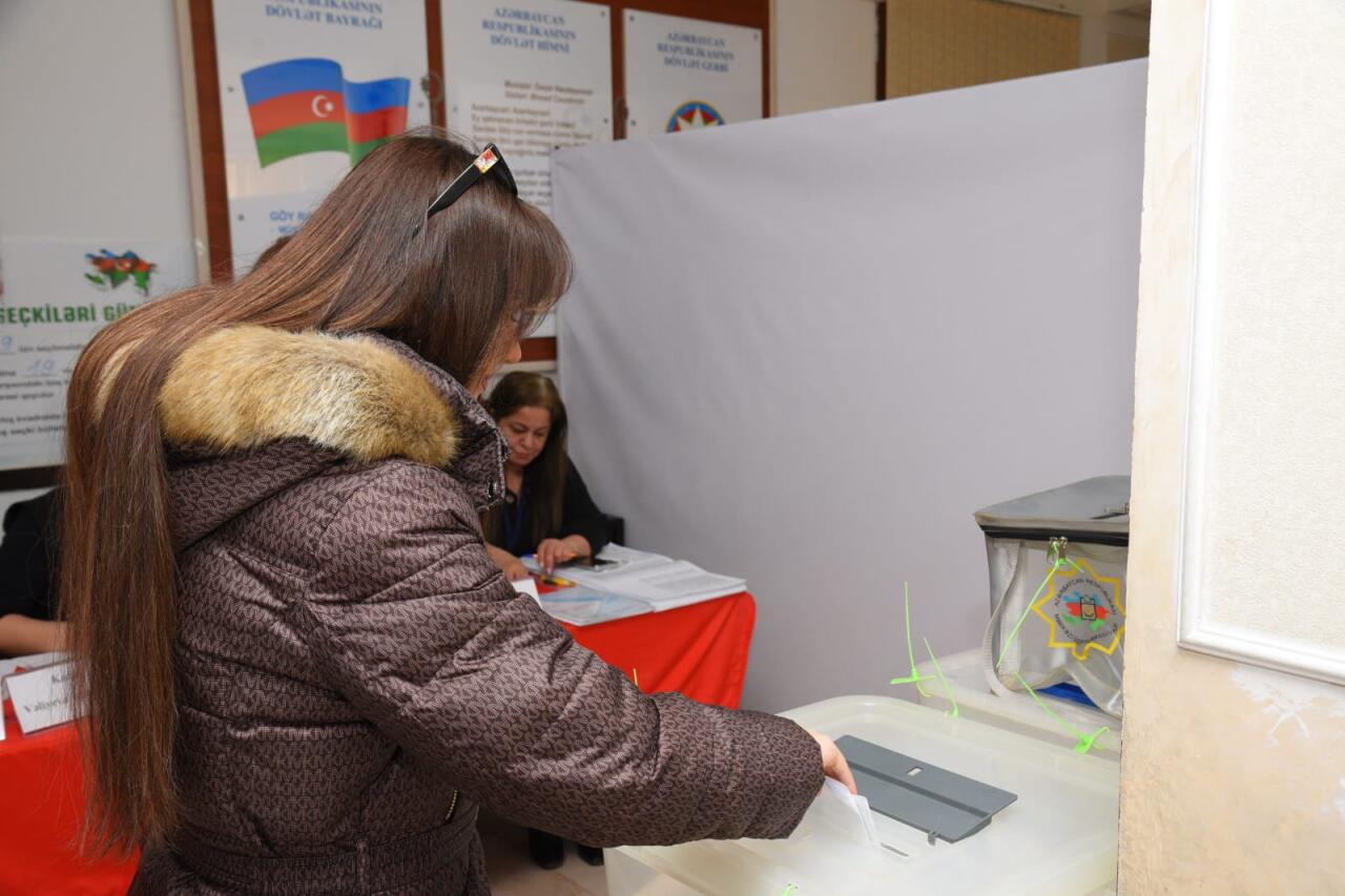 Azərbaycanda bələdiyyə seçkilərində səsvermə prosessi davam edir