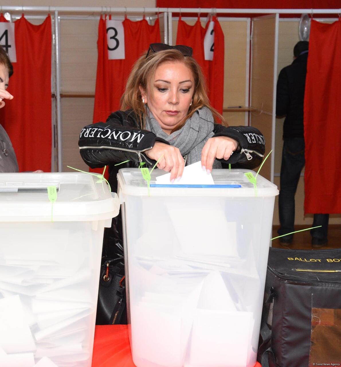 Azərbaycanda bələdiyyə seçkilərində səsvermə prosessi davam edir