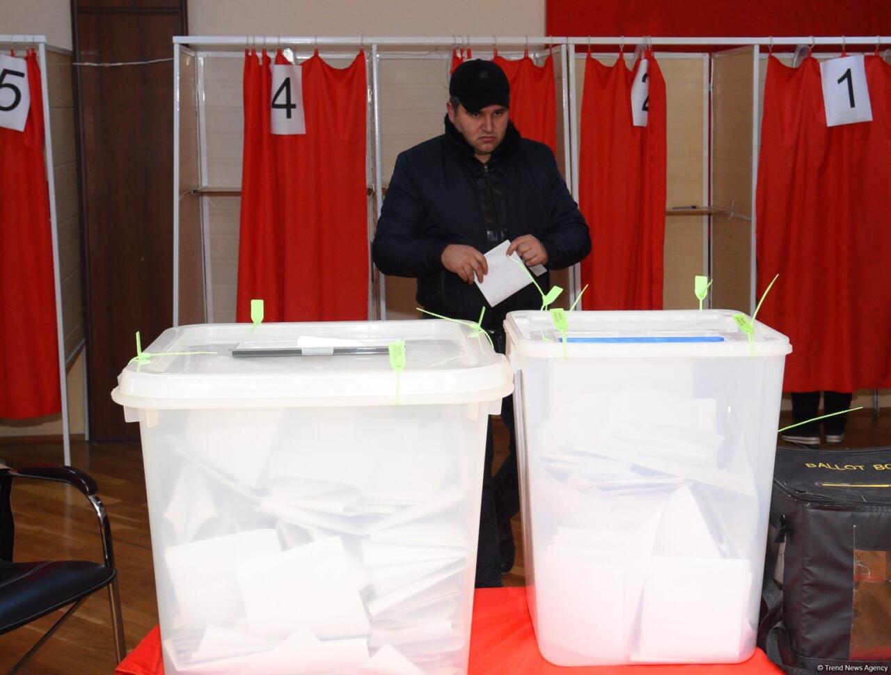 Azərbaycanda bələdiyyə seçkilərində səsvermə prosessi davam edir