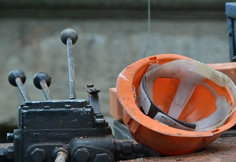 Bakıda fəhlə kimi işə düzəltmək üçün sənədlərə qol çəkdi, müdir oldu