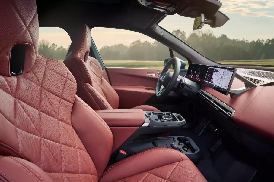BMW сделала электрокроссовер iX мощнее и дальнобойнее