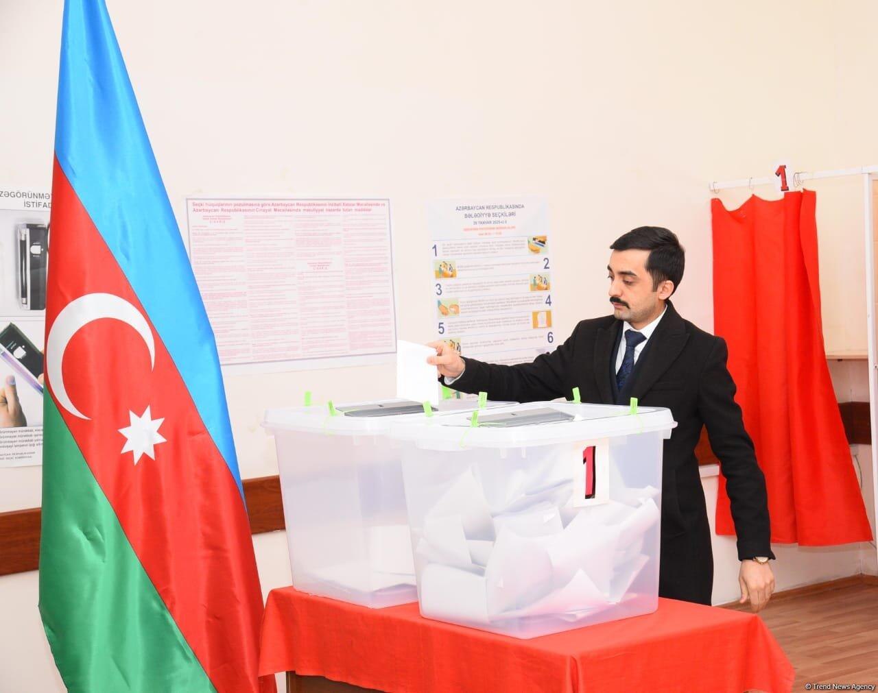 Gənclər də bələdiyyə seçkilərində səsvermədə fəal iştirak edirlər