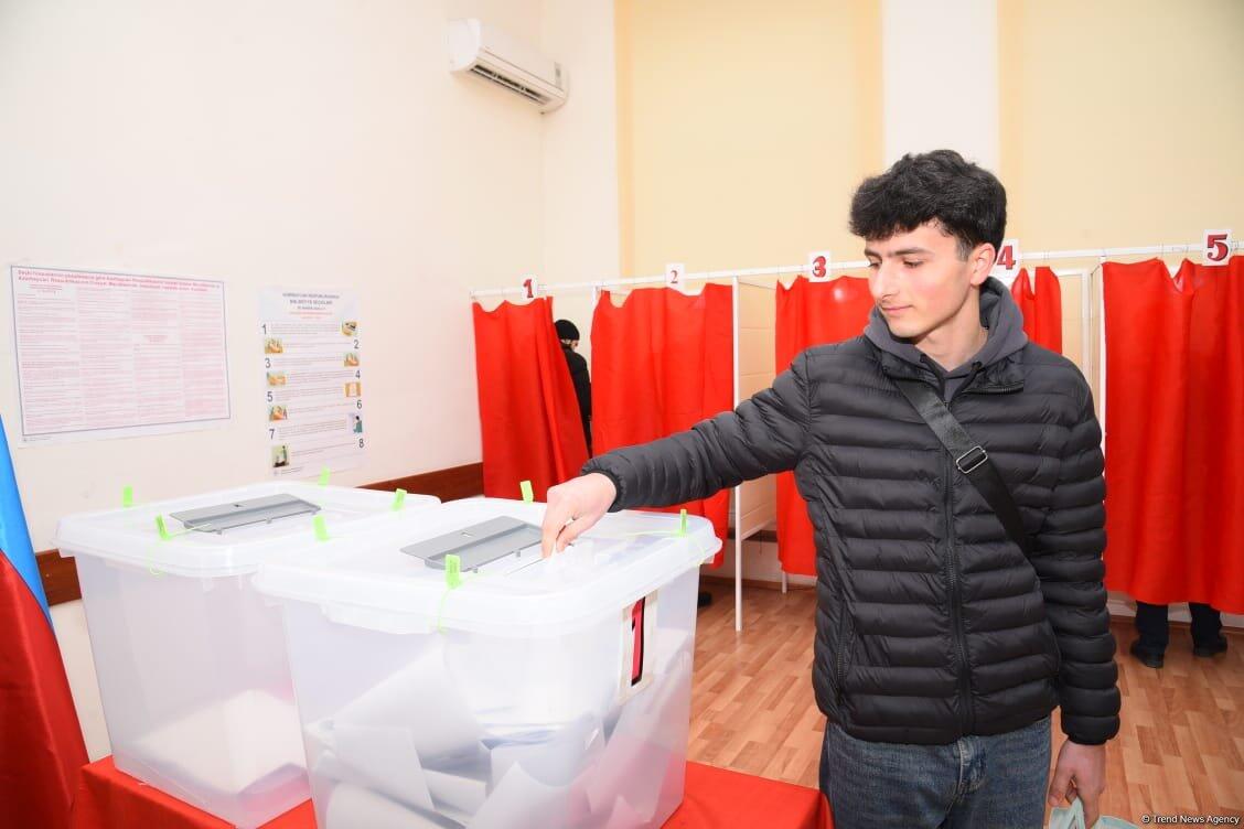 Gənclər də bələdiyyə seçkilərində səsvermədə fəal iştirak edirlər