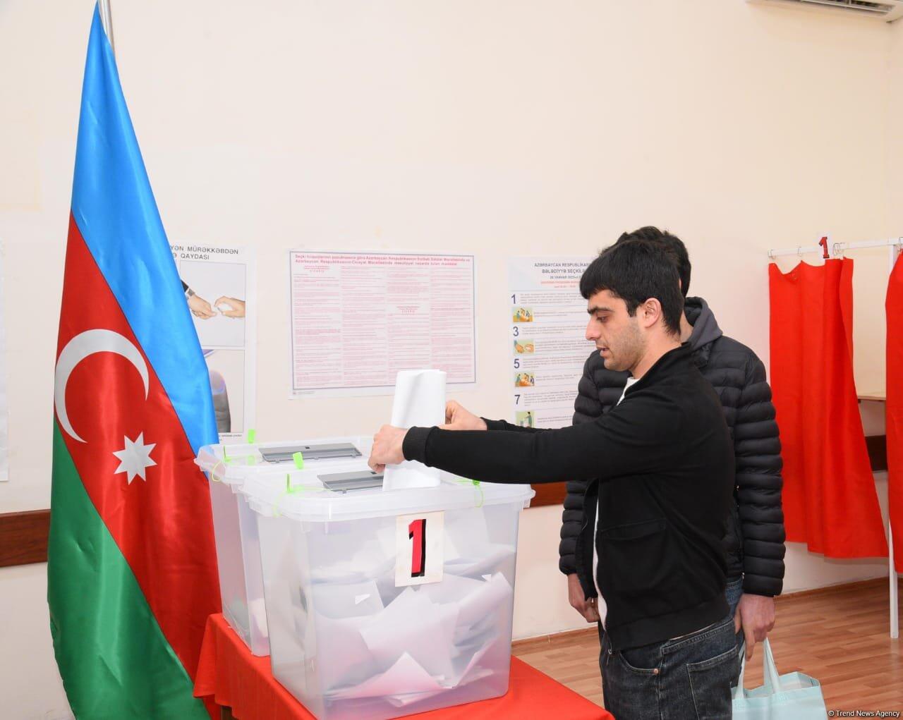 Gənclər də bələdiyyə seçkilərində səsvermədə fəal iştirak edirlər