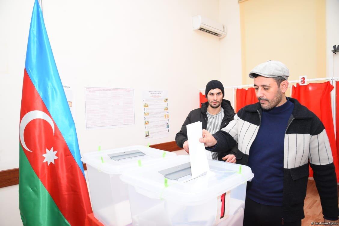 Gənclər də bələdiyyə seçkilərində səsvermədə fəal iştirak edirlər