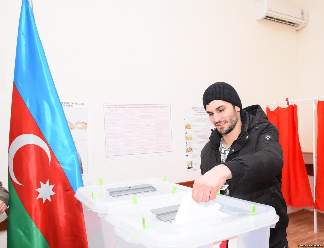 Gənclər də bələdiyyə seçkilərində səsvermədə fəal iştirak edirlər