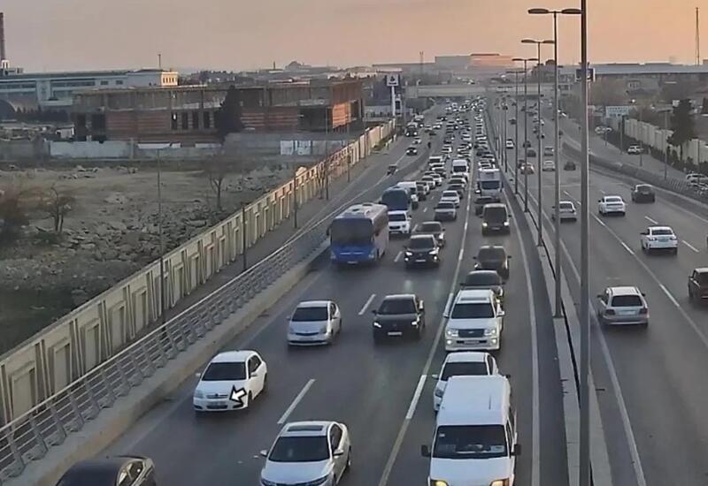 Пробки на ряде улиц и проспектов в Баку