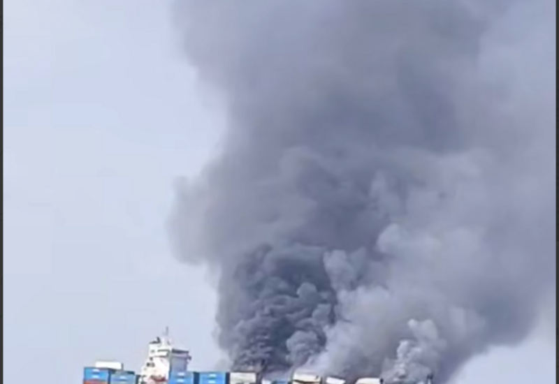 Пожар на контейнеровозе в Красном море