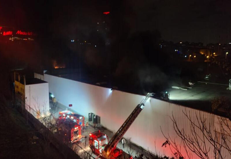 В Стамбуле горит супермаркет