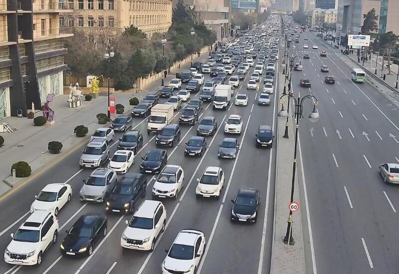 В Баку затруднено движение транспорта
