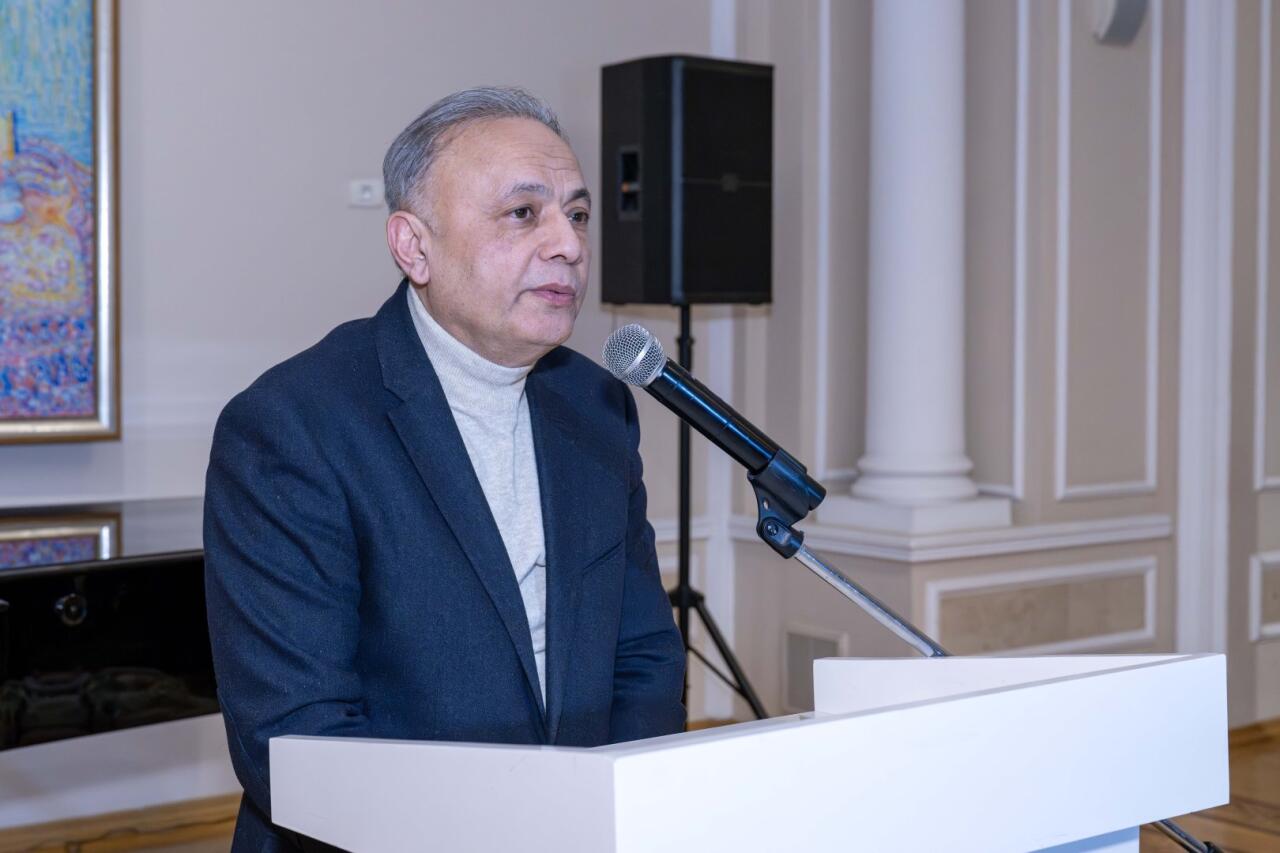 Сирус Мирзазаде представил в Баку выставку "На крыльях мечты"