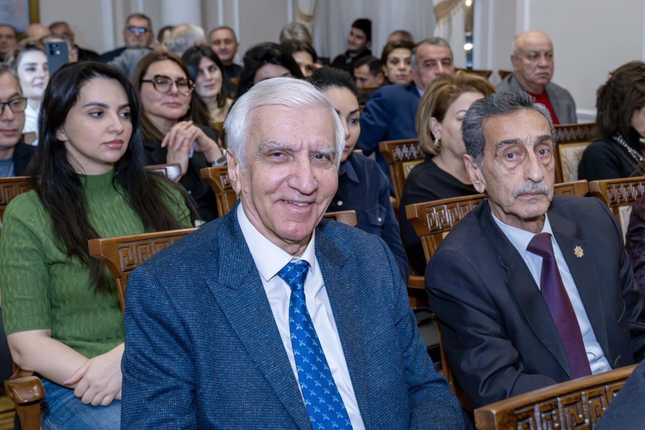 Сирус Мирзазаде представил в Баку выставку "На крыльях мечты"