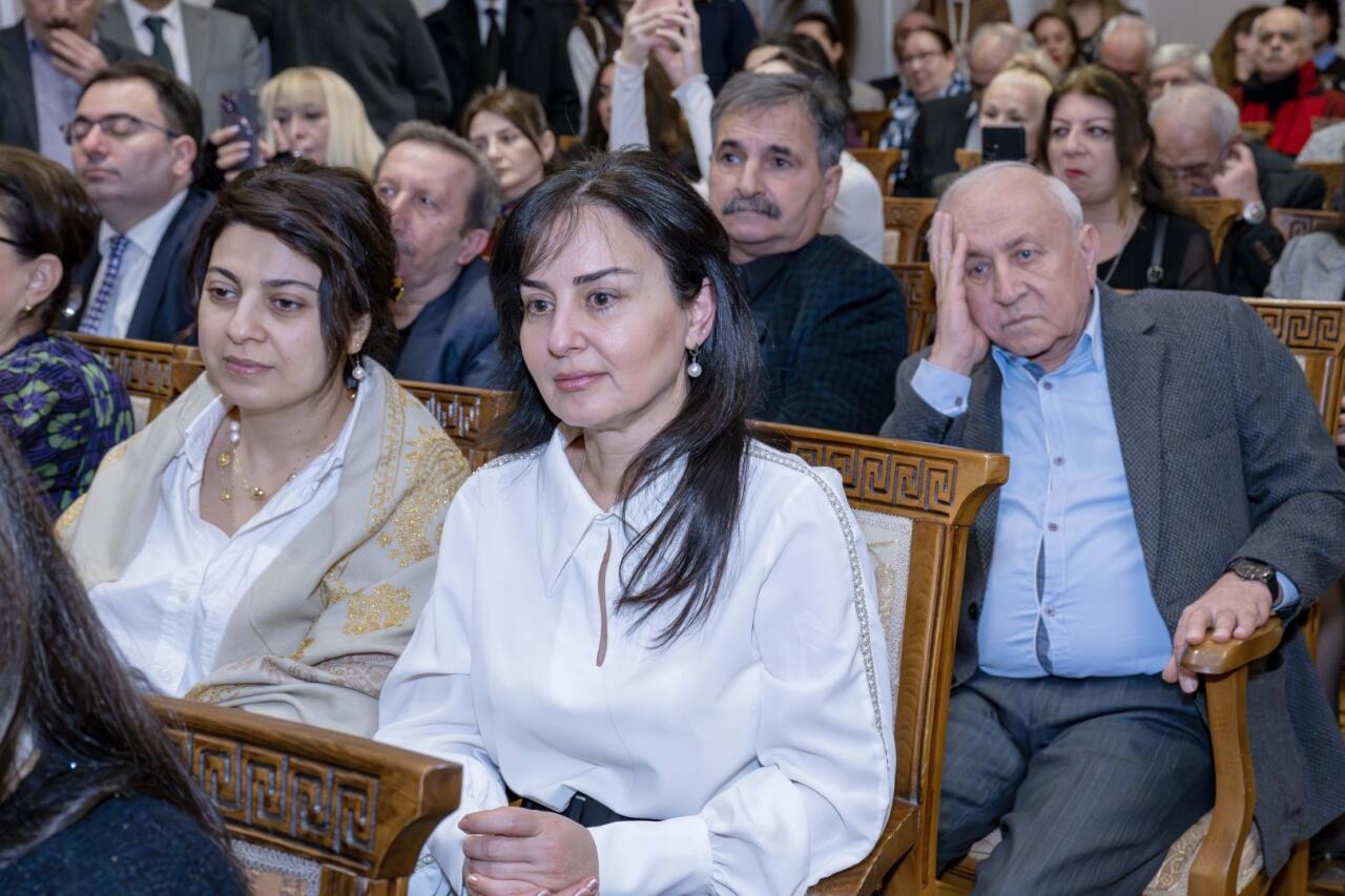 Сирус Мирзазаде представил в Баку выставку "На крыльях мечты"