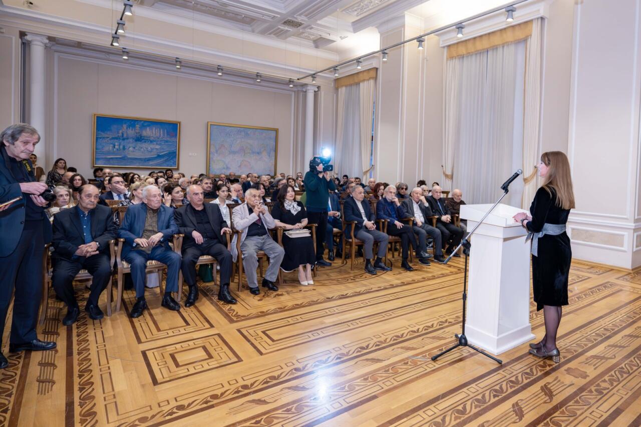 Сирус Мирзазаде представил в Баку выставку "На крыльях мечты"
