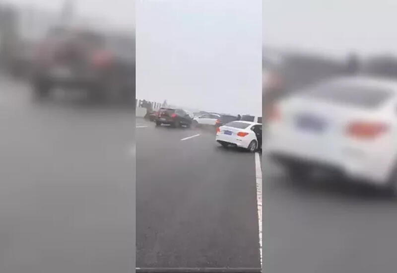 В Китае столкнулись 100 автомобилей