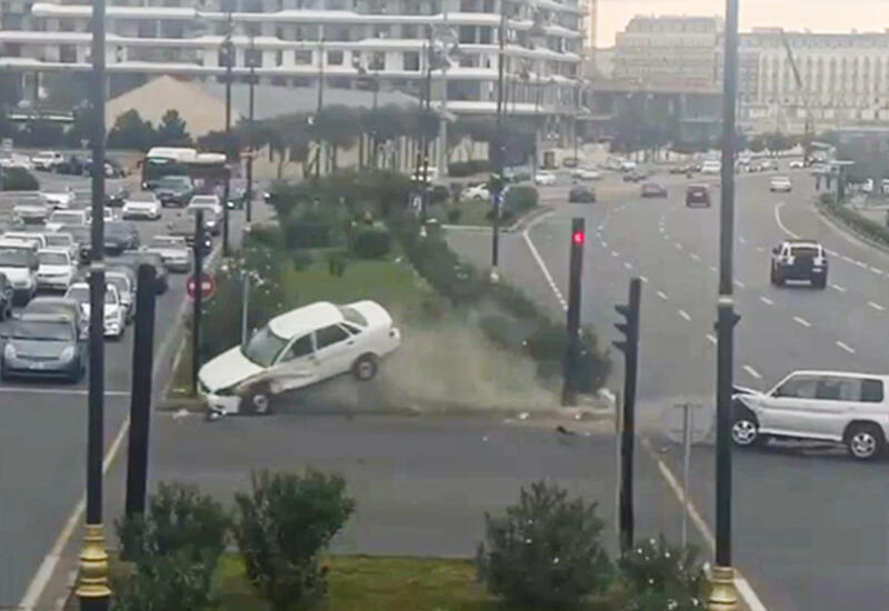 Жуткое ДТП в центре Баку: автомобиль перевернулся