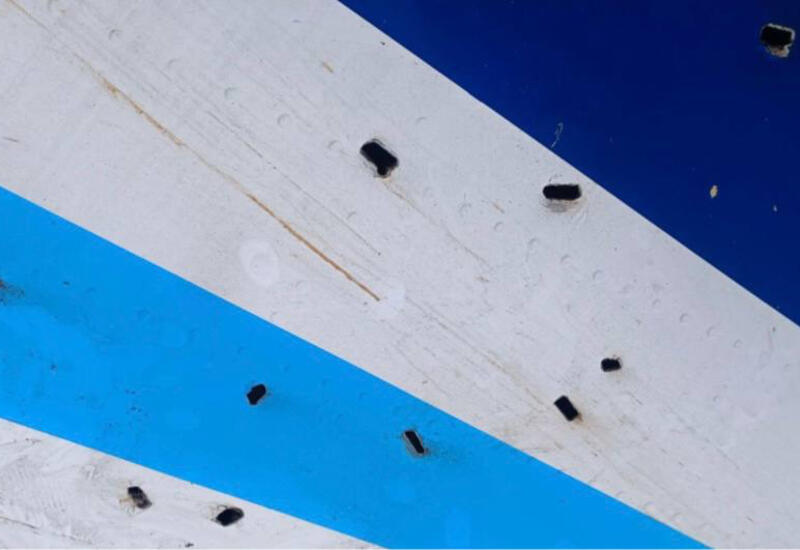 На упавшем самолете AZAL обнаружены множественные повреждения от внешних металлических предметов