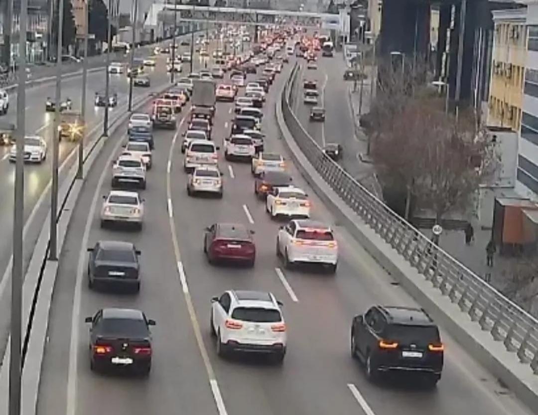 Paytaxtın bir sıra yollarında tıxac var