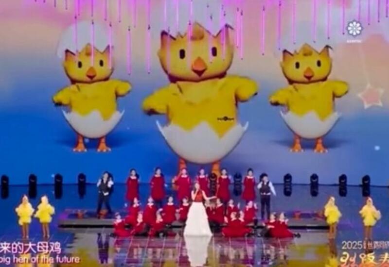 "Cücələrim" Çin səhnəsində səsləndirilib