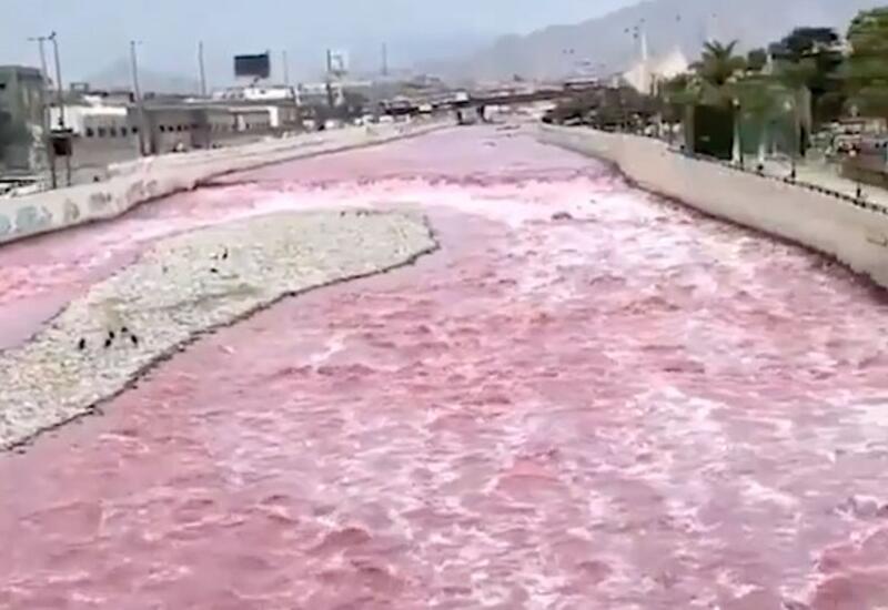 Река окрасилась в кроваво-красный цвет и напугала жителей одной страны